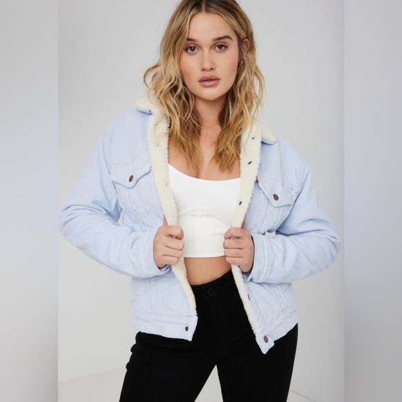 LEVI'S Sherpa Trucker Jacket - Picture 1 of 6